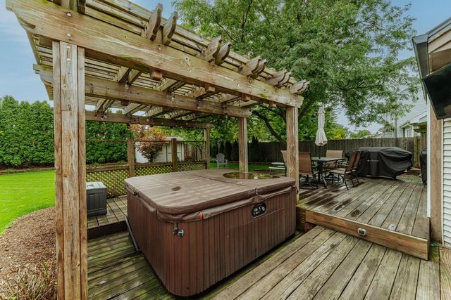 605 E Quail RUN, Oak Creek, WI 53154
