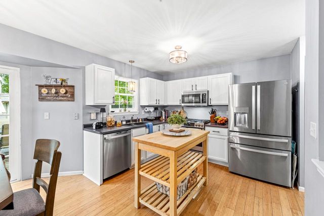 605 E Quail RUN, Oak Creek, WI 53154