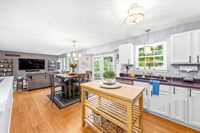 605 E Quail RUN, Oak Creek, WI 53154