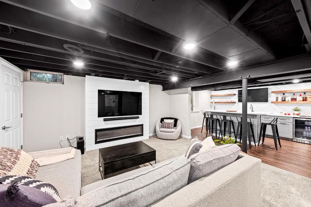 605 E Quail RUN, Oak Creek, WI 53154