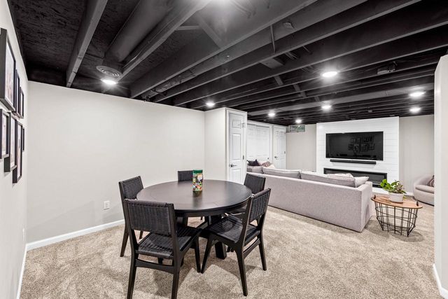 605 E Quail RUN, Oak Creek, WI 53154