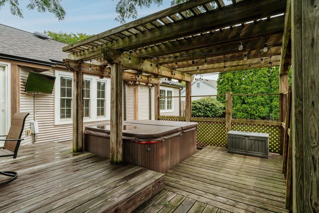 605 E Quail RUN, Oak Creek, WI 53154