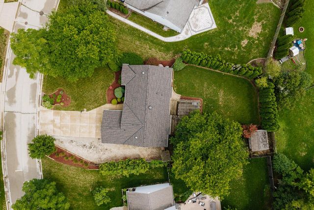 605 E Quail RUN, Oak Creek, WI 53154