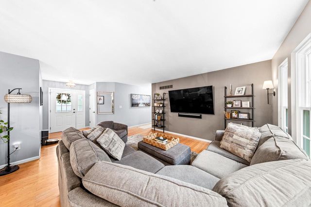 605 E Quail RUN, Oak Creek, WI 53154