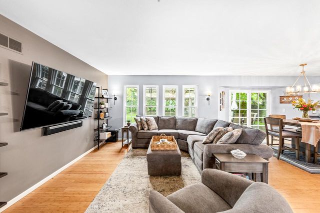 605 E Quail RUN, Oak Creek, WI 53154