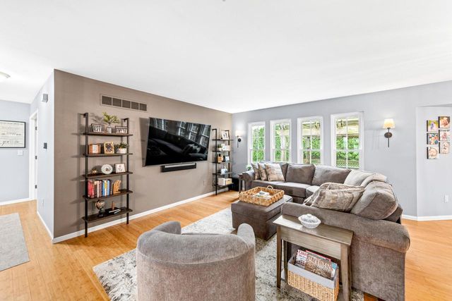 605 E Quail RUN, Oak Creek, WI 53154