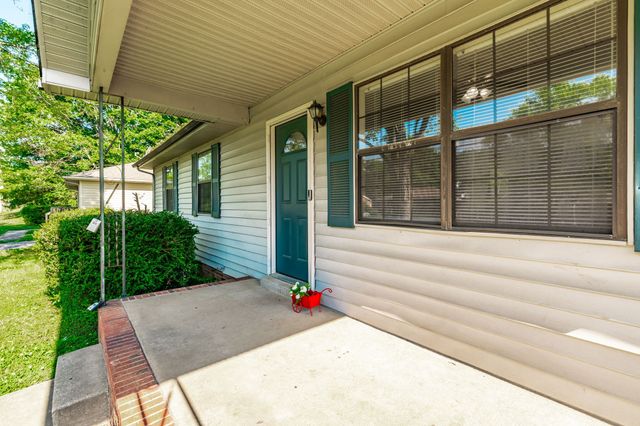215 Al Oerter Dr, Clarksville, TN 37042