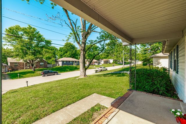215 Al Oerter Dr, Clarksville, TN 37042