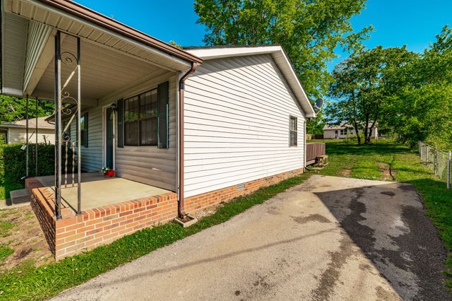 215 Al Oerter Dr, Clarksville, TN 37042