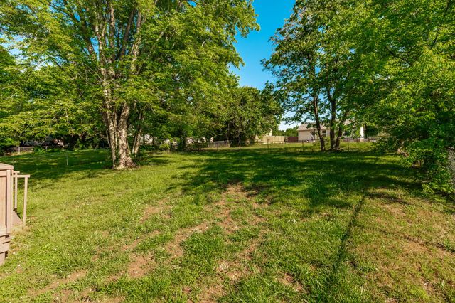 215 Al Oerter Dr, Clarksville, TN 37042