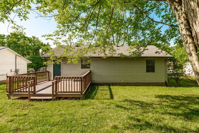 215 Al Oerter Dr, Clarksville, TN 37042