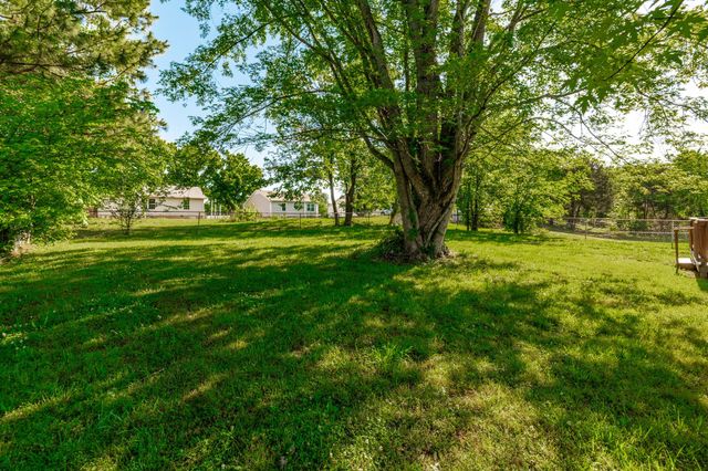 215 Al Oerter Dr, Clarksville, TN 37042