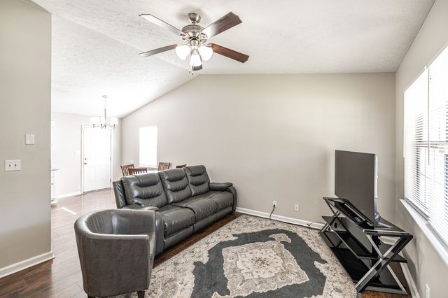 215 Al Oerter Dr, Clarksville, TN 37042