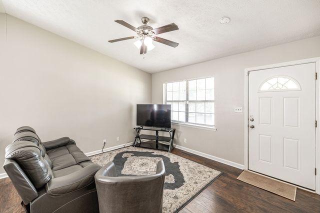 215 Al Oerter Dr, Clarksville, TN 37042