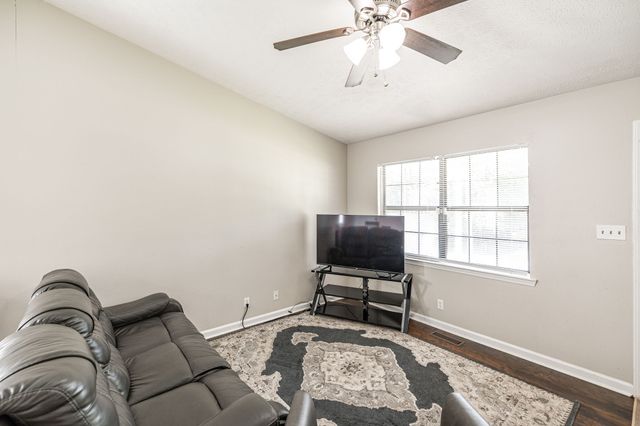 215 Al Oerter Dr, Clarksville, TN 37042