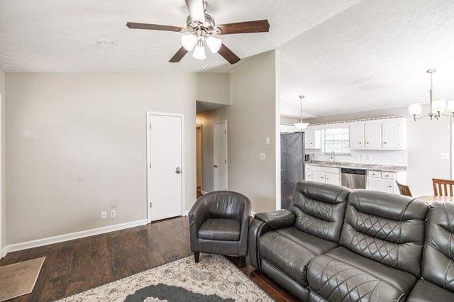215 Al Oerter Dr, Clarksville, TN 37042