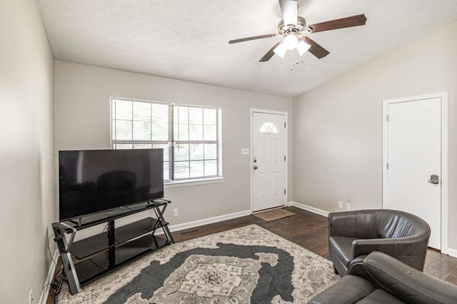 215 Al Oerter Dr, Clarksville, TN 37042