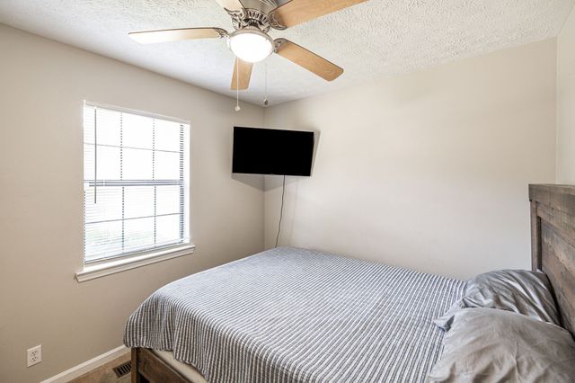 215 Al Oerter Dr, Clarksville, TN 37042