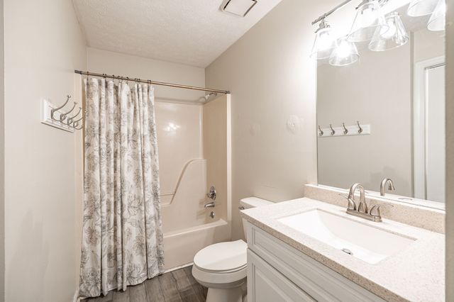 215 Al Oerter Dr, Clarksville, TN 37042