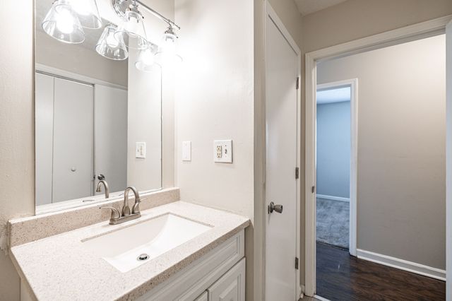 215 Al Oerter Dr, Clarksville, TN 37042