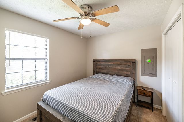 215 Al Oerter Dr, Clarksville, TN 37042