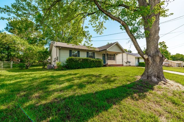 215 Al Oerter Dr, Clarksville, TN 37042