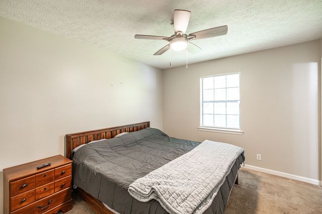 215 Al Oerter Dr, Clarksville, TN 37042
