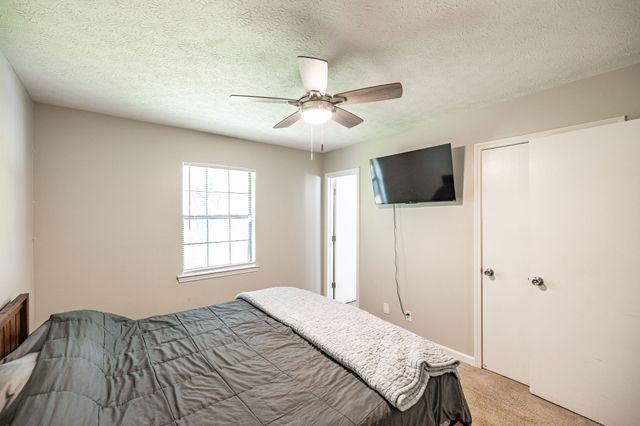 215 Al Oerter Dr, Clarksville, TN 37042