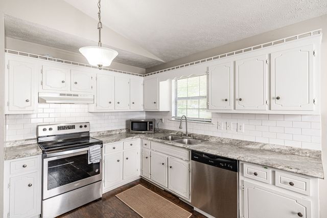 215 Al Oerter Dr, Clarksville, TN 37042