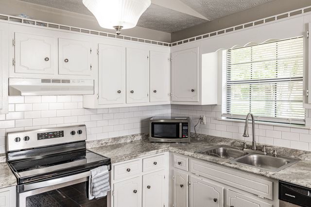 215 Al Oerter Dr, Clarksville, TN 37042