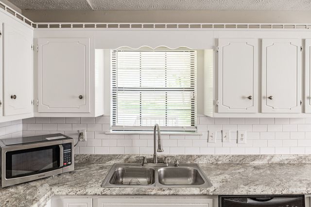 215 Al Oerter Dr, Clarksville, TN 37042