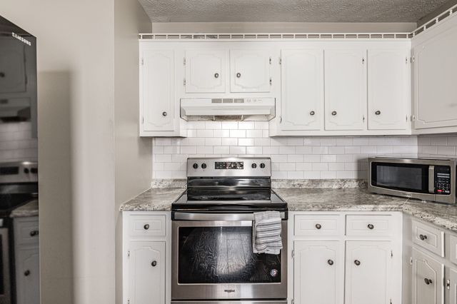 215 Al Oerter Dr, Clarksville, TN 37042