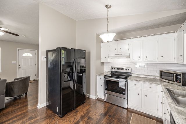 215 Al Oerter Dr, Clarksville, TN 37042