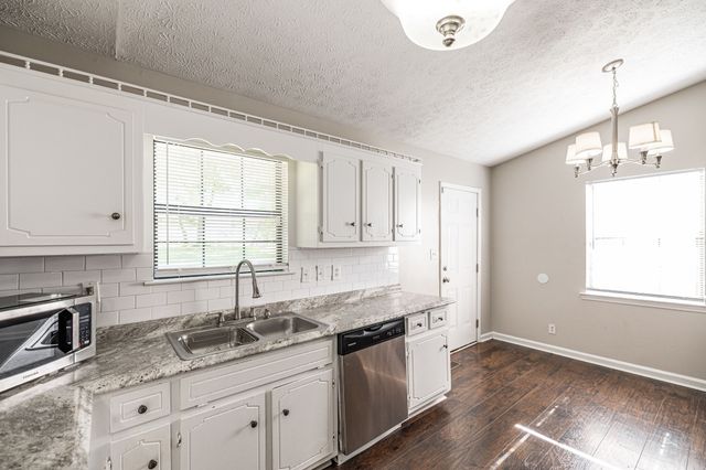 215 Al Oerter Dr, Clarksville, TN 37042