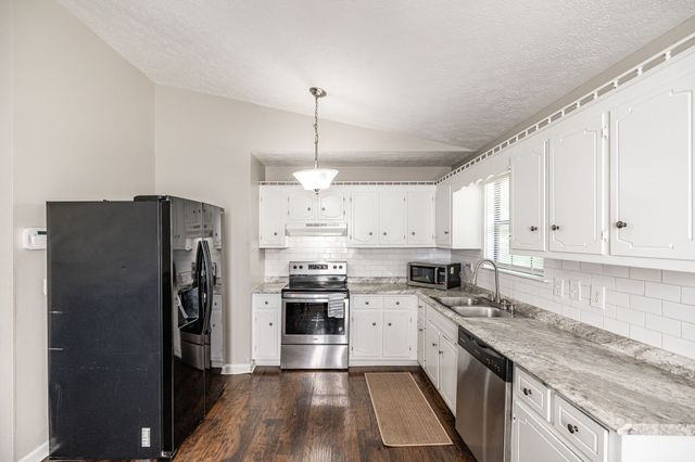 215 Al Oerter Dr, Clarksville, TN 37042