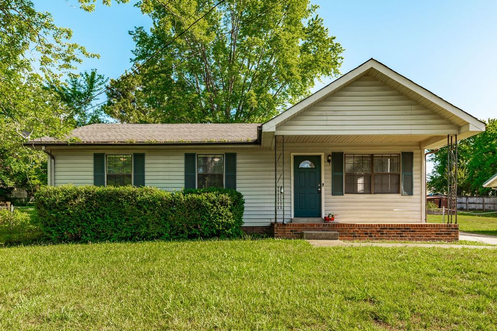 215 Al Oerter Dr, Clarksville, TN 37042