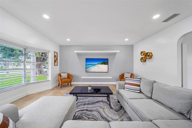 8420 Pasadena Blvd, Pembroke Pines, FL 33024