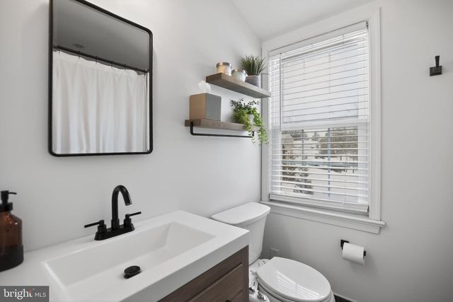 323 W WAVERLY RD, Glenside, PA 19038