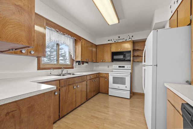 117 35TH AVE SE, Minot, ND 58701