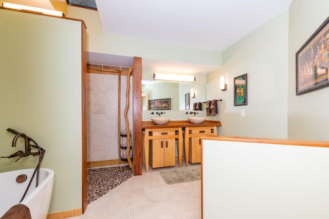 6798 Oak Highlands Drive, Kalamazoo, MI 49009