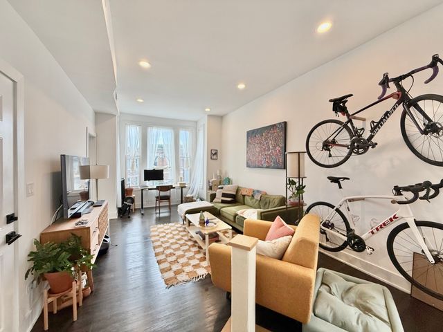 2915 W McLean Avenue, Chicago, IL 60647