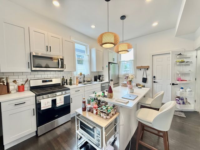 2915 W McLean Avenue, Chicago, IL 60647