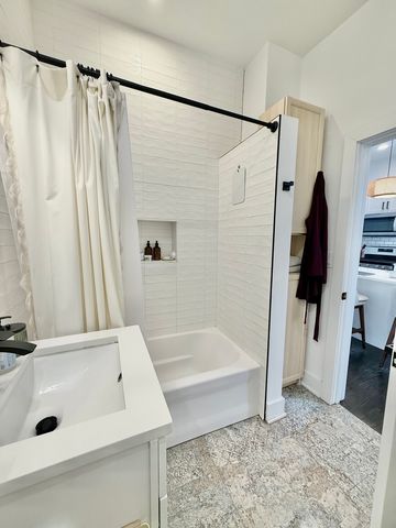 2915 W McLean Avenue, Chicago, IL 60647