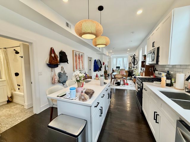 2915 W McLean Avenue, Chicago, IL 60647