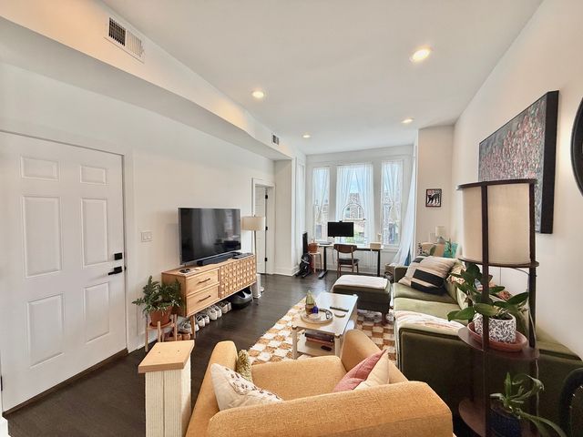 2915 W McLean Avenue, Chicago, IL 60647