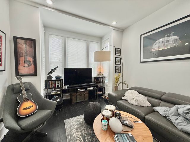 2915 W McLean Avenue, Chicago, IL 60647