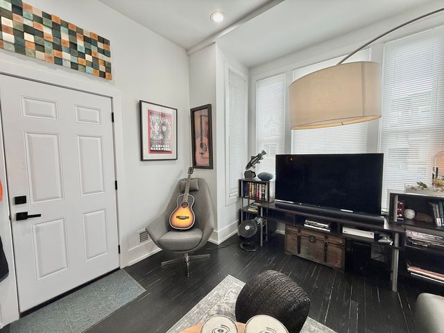 2915 W McLean Avenue, Chicago, IL 60647
