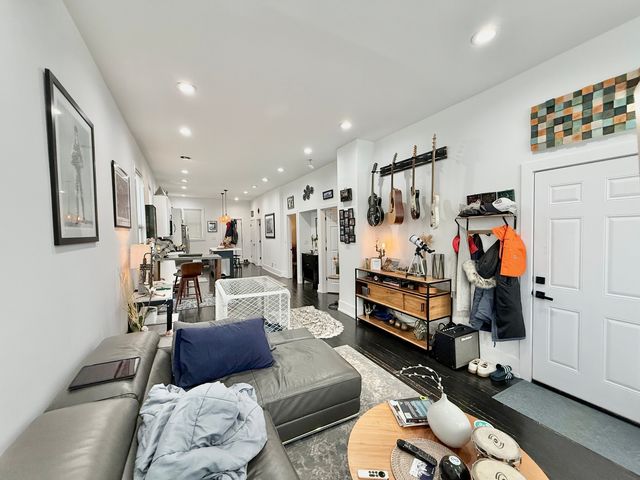 2915 W McLean Avenue, Chicago, IL 60647
