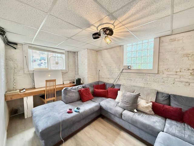 2915 W McLean Avenue, Chicago, IL 60647