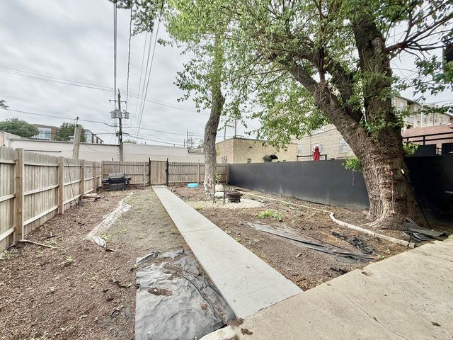 2915 W McLean Avenue, Chicago, IL 60647